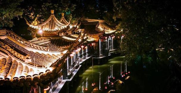 周庄经典出装攻略大全（周庄时尚搭配一网打尽，让你的造型更加出众！）